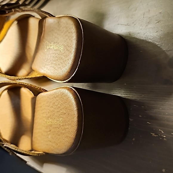 STUNNING BARETRAPS GWENNEY BLOCK HEEL SANDAL CARAMEL - Picture 3 of 9